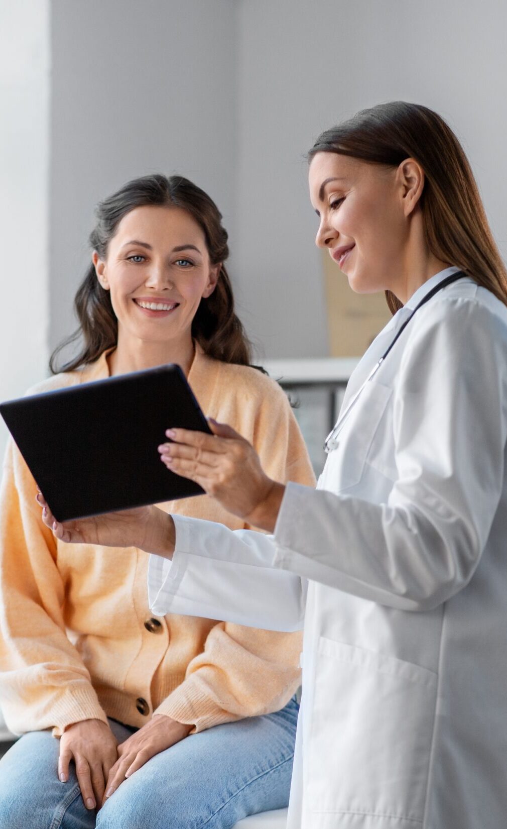 Medicine,,Healthcare,And,People,Concept, ,Female,Doctor,With,Tablet, konsultacja dietetyczna, dietetyk kliniczny