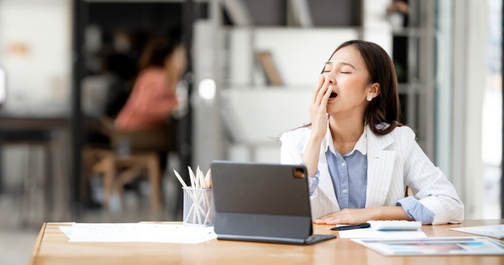 Dlaczego po obiedzie chce mi się spać 5 możliwych powodów i rozwiązania dietetyczne